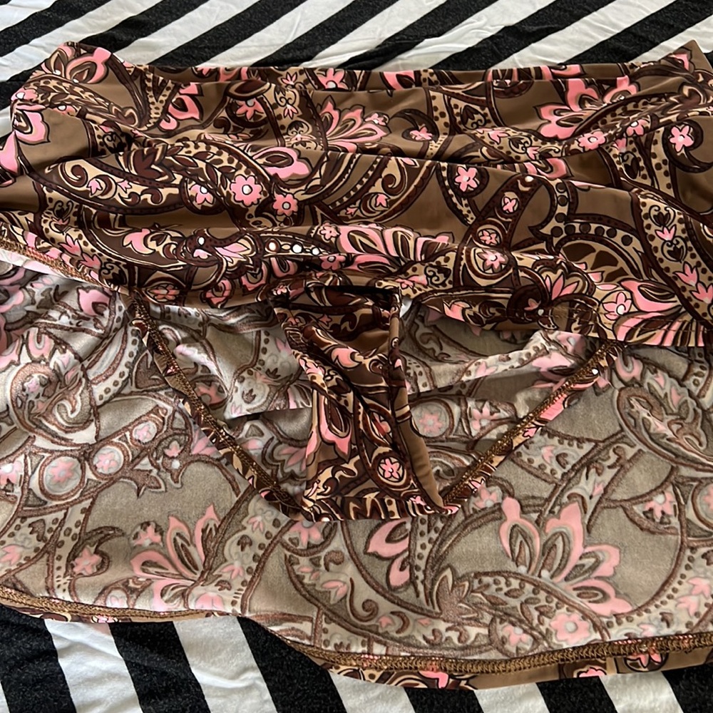 Venus size 12 tankini, with skirted bottom. Included extra black bottom - Picture 3 of 9